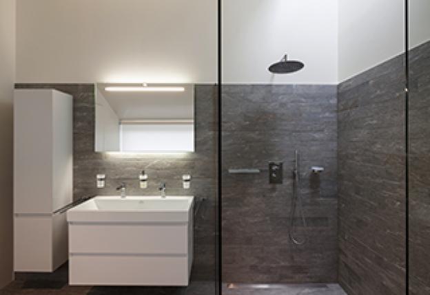 Spiegelleuchten im Bad: die wichtigsten Tipps und Tricks